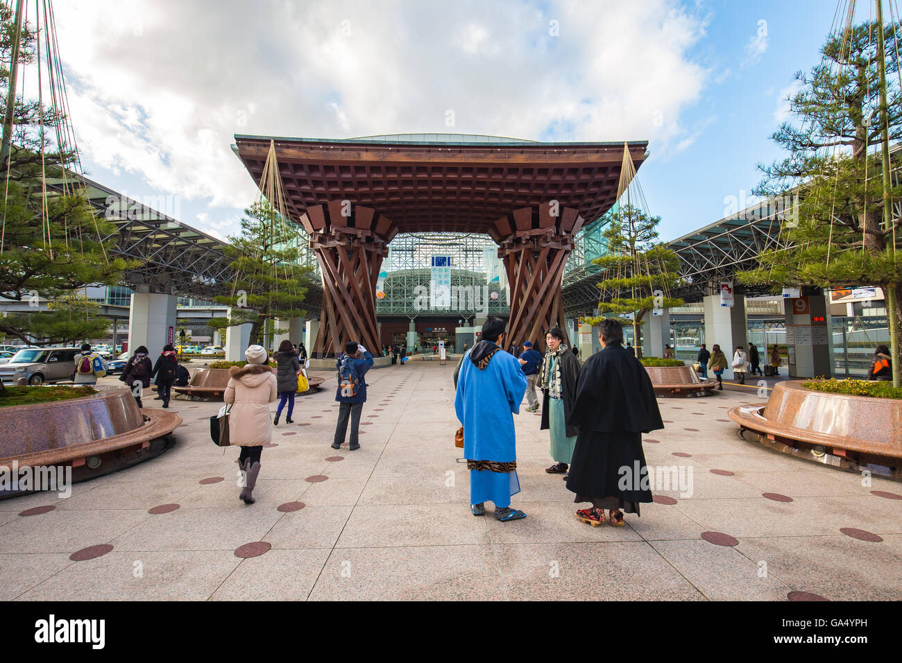 Kanazawa, JAPON - 15 Février, 2015 : Tsuzumimon situé à l'entrée est de la gare JR de Kanazawa. L'architecture de la porte led Banque D'Images
