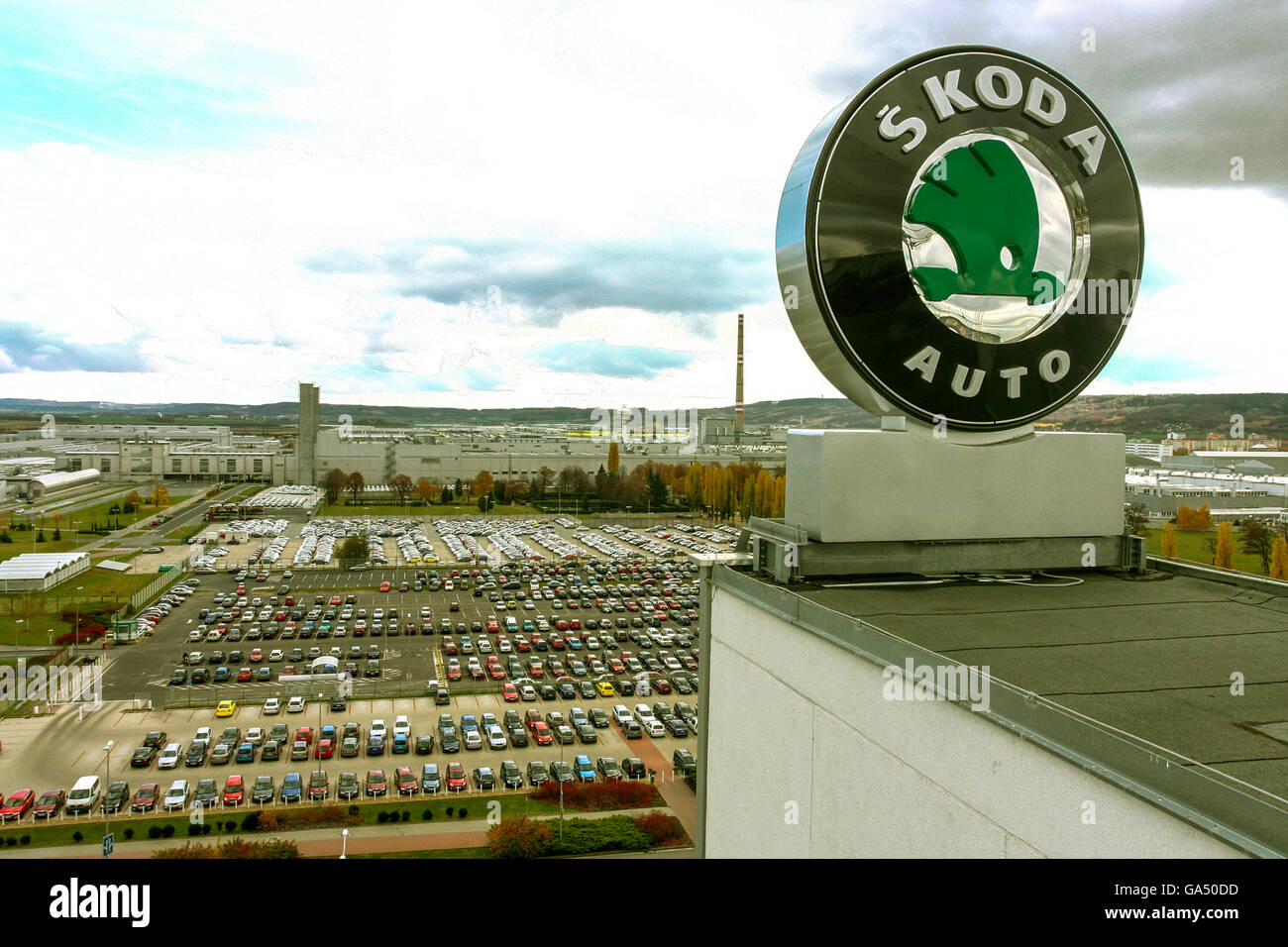 Skoda Auto,logo, signer, le parking en face de l'usine de production de voitures, Mlada Boleslav, République Tchèque Banque D'Images