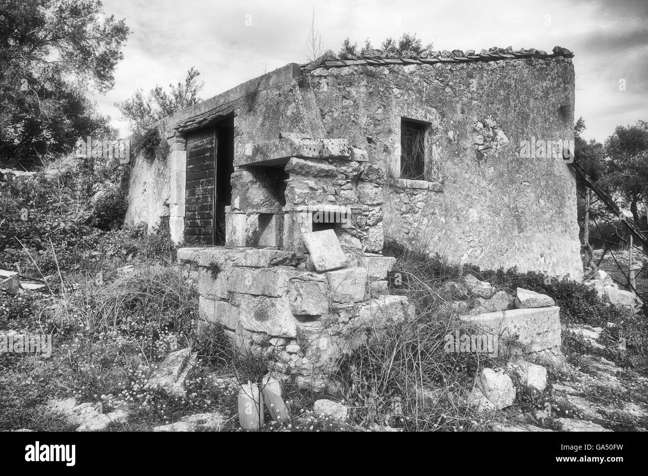 Ancienne ferme abandonnée sur le plateau du mont Climiti, Sicile Banque D'Images