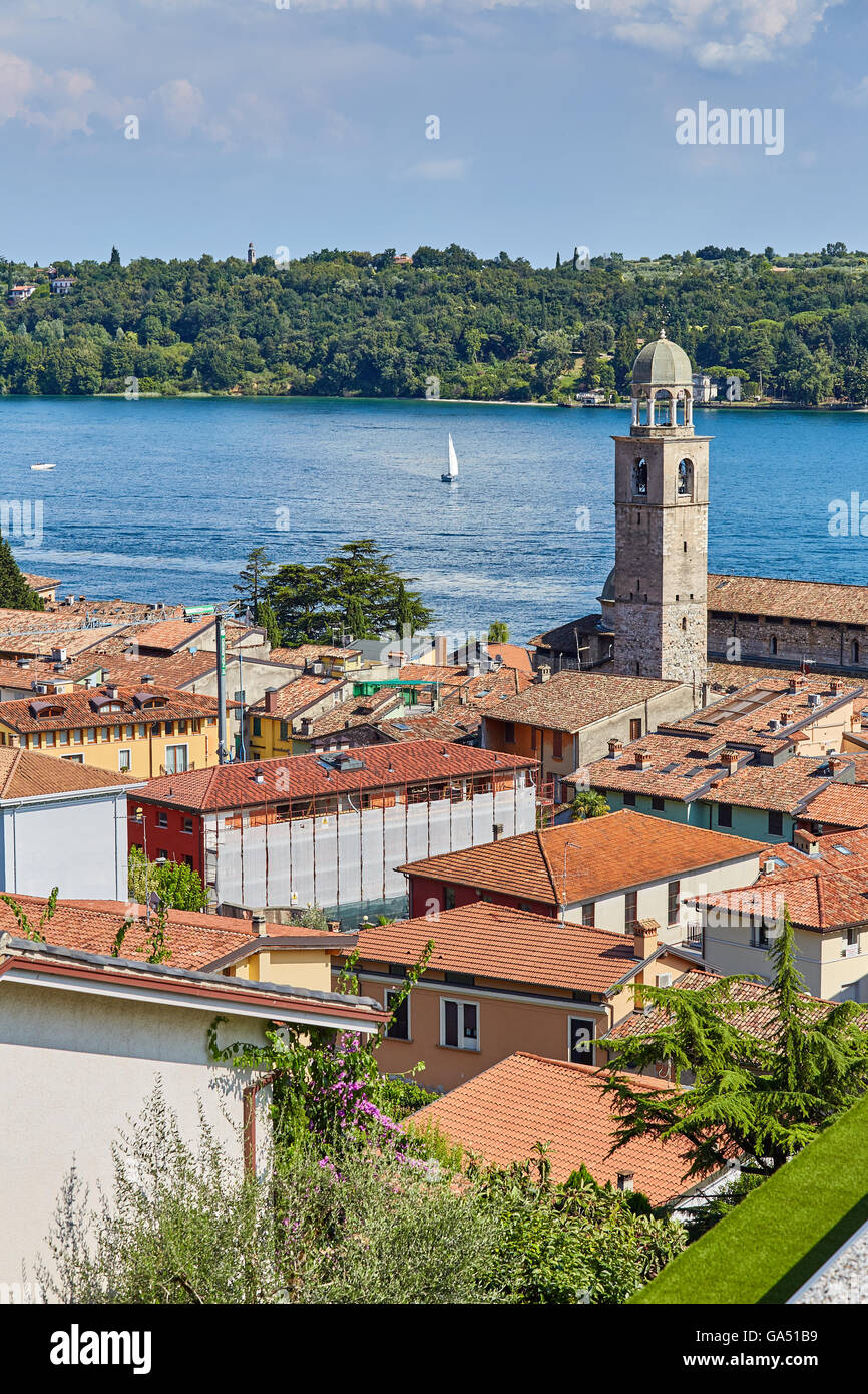 La toiture en tuile rouge maisons et paysage sur le lac de Garde en Italie, avec location de Banque D'Images