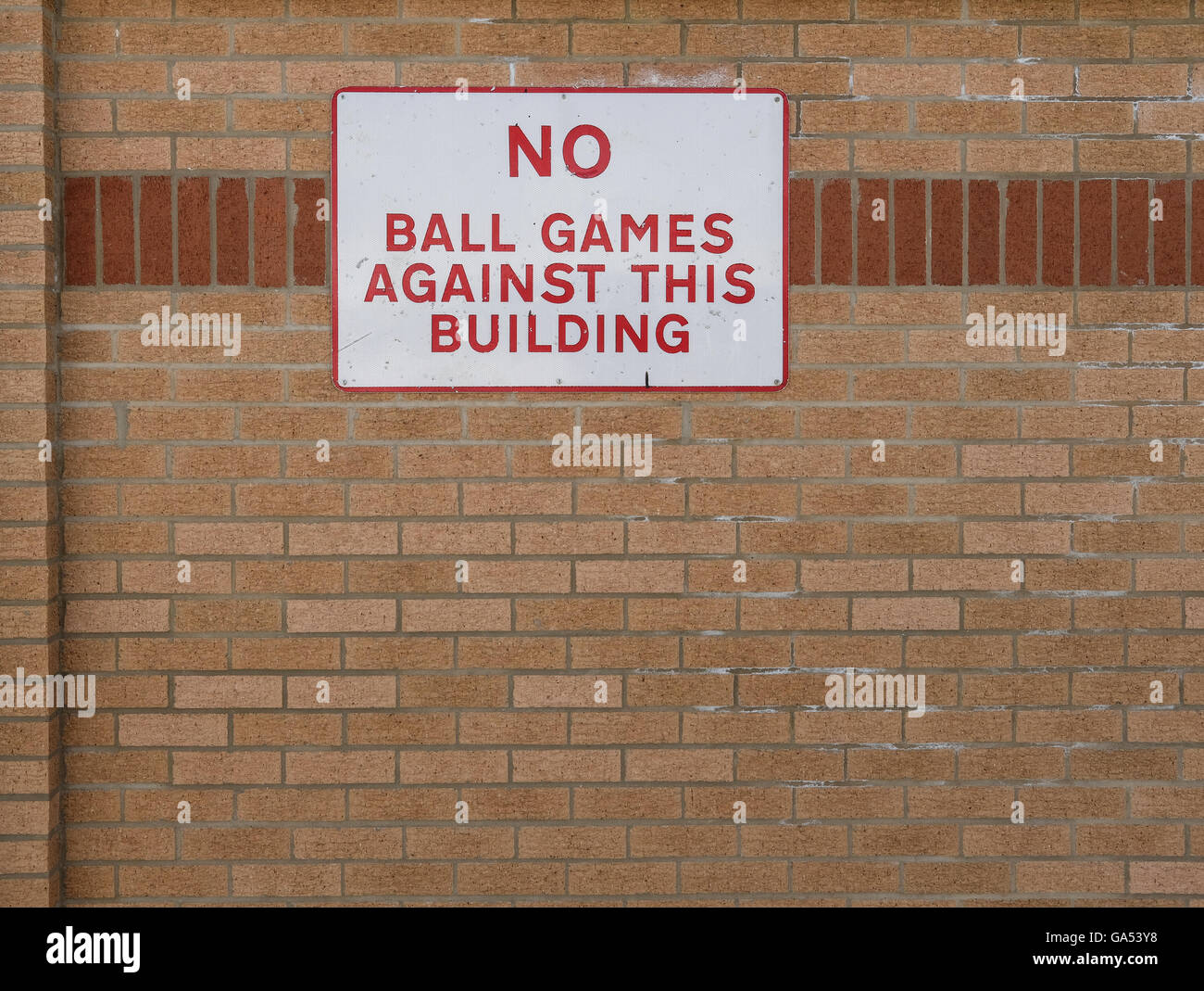 Aucun signe de jeu de balle n'est visible à l'extérieur d'un mur dans un centre d'éducation. Banque D'Images
