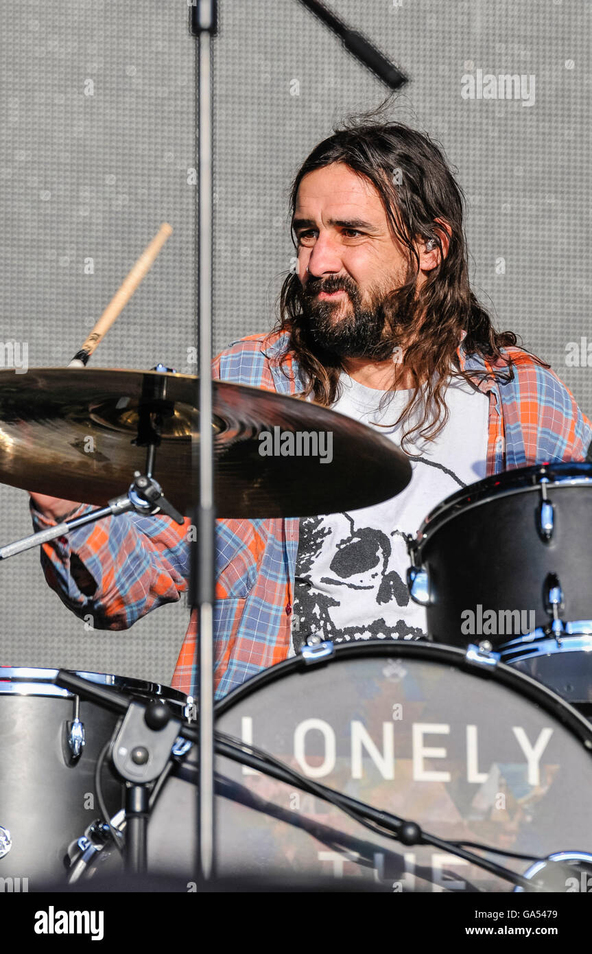 BELFAST, IRLANDE DU NORD. 25 JUN 2016 - Le batteur Gavin Edgeley du groupe de rock alternatif fondé Cambridge 'Lonely the Brave' à Belsonic Festival de Musique Banque D'Images