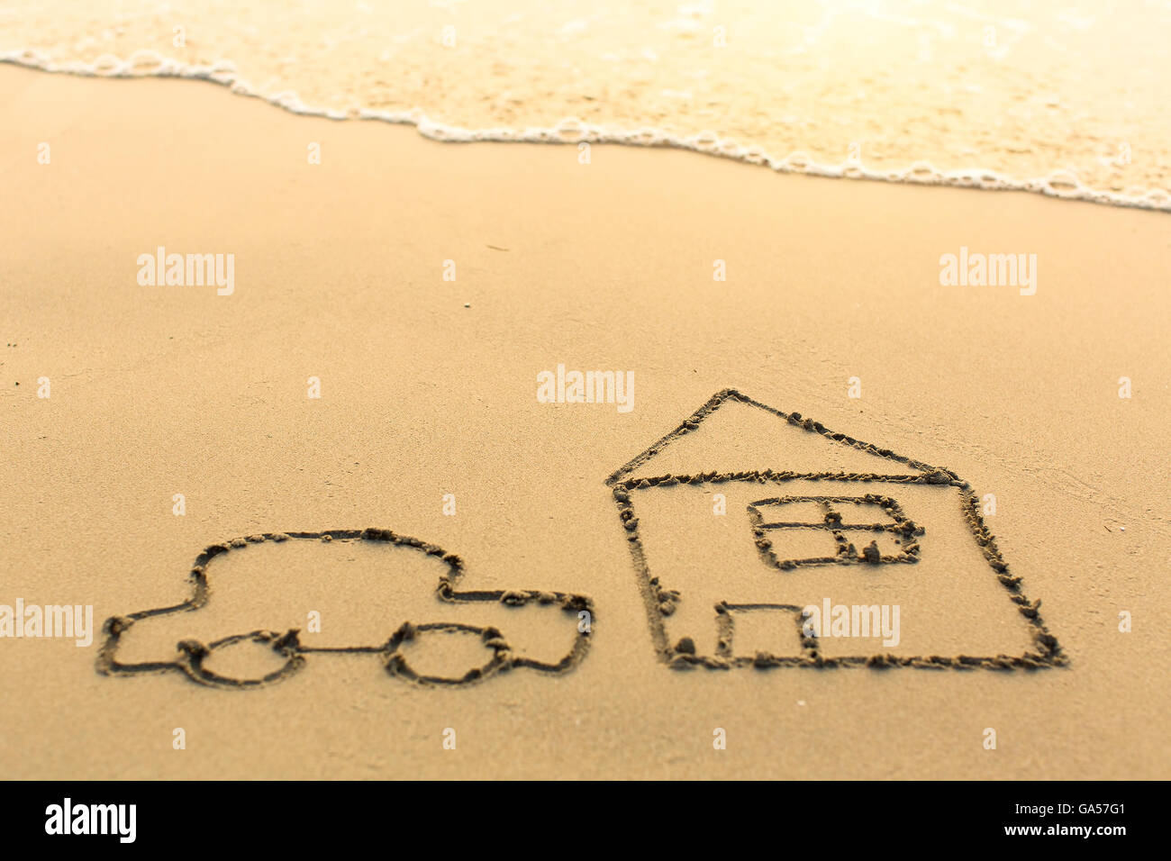 Voiture est près de la maison dessinée à la main sur une plage de la mer de sable doré. Banque D'Images