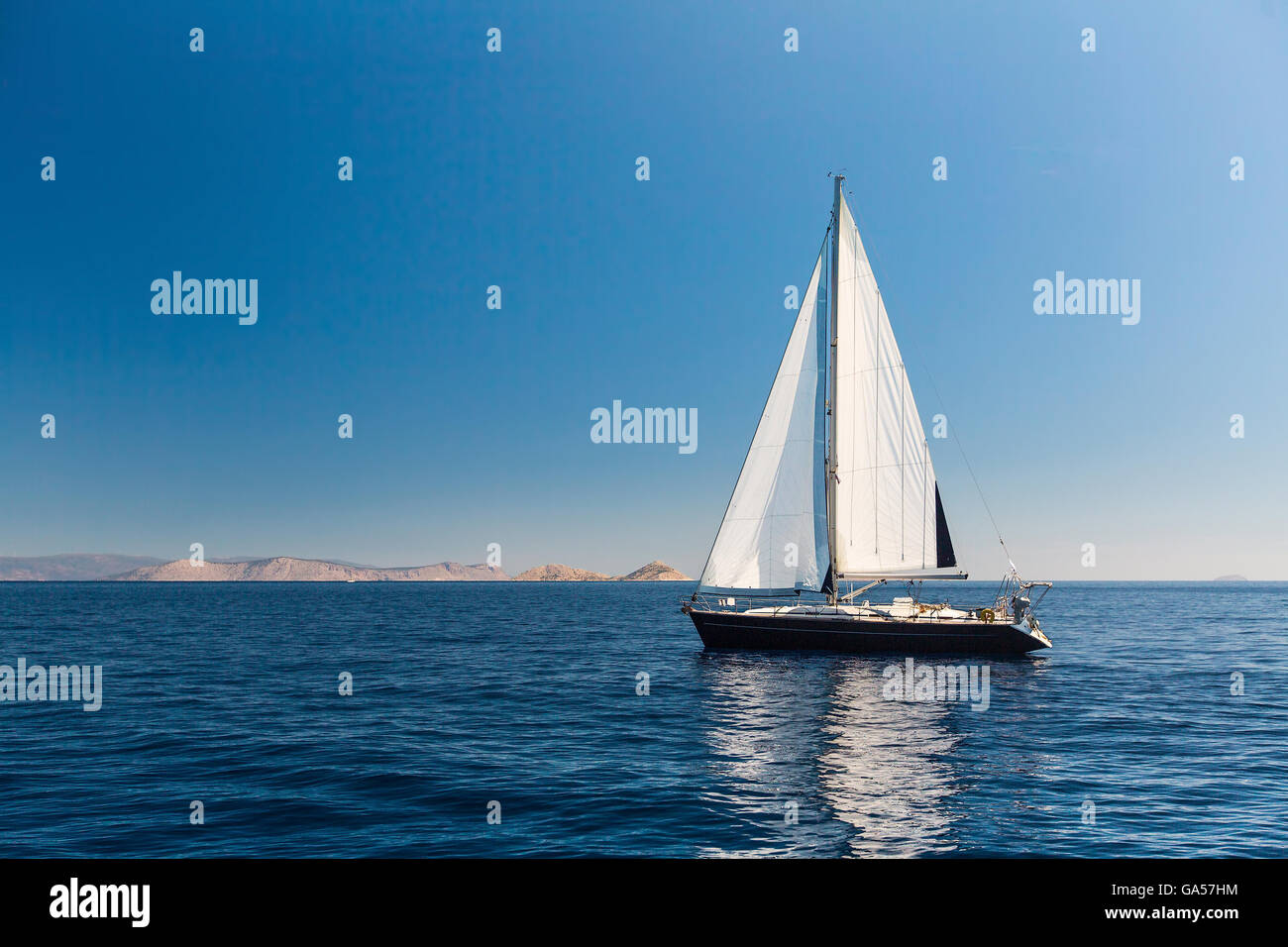 Bateau à voile Yacht de luxe avec voiles blanches dans la mer. Banque D'Images