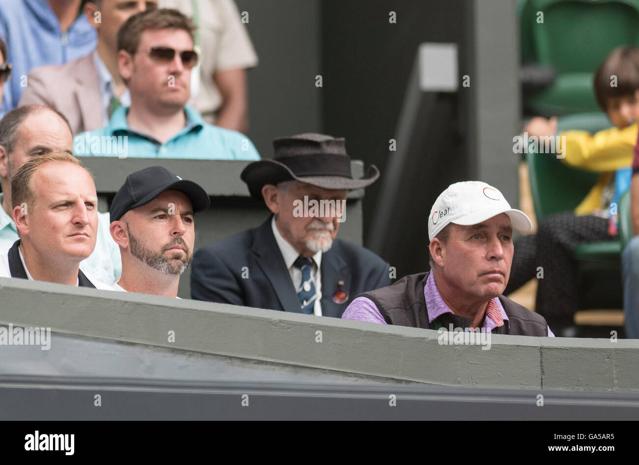 Londres, Royaume-Uni. 2 juillet, 2016. Le Wimbledon Tennis Championships 2016 tenue à l'All England Lawn Tennis et croquet Club, Londres, Angleterre, Royaume-Uni. Andy Murray (GBR) [2] v John Millman (AUS) sur le Court central. L'entourage d'Andy et son entraîneur Ivan Lendl (bouchon blanc) regarder le match à partir de la boîte des joueurs. Credit : Duncan Grove/Alamy Live News Banque D'Images