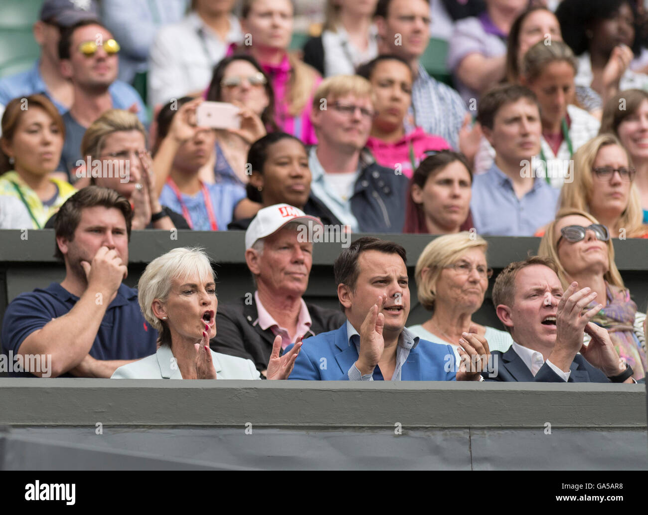 Londres, Royaume-Uni. 2 juillet, 2016. Le Wimbledon Tennis Championships 2016 tenue à l'All England Lawn Tennis et croquet Club, Londres, Angleterre, Royaume-Uni. Andy Murray (GBR) [2] v John Millman (AUS) sur le Court central. L'entourage d'Andy et sa mère Judy Murray de regarder le match à partir de la boîte des joueurs. Credit : Duncan Grove/Alamy Live News Banque D'Images