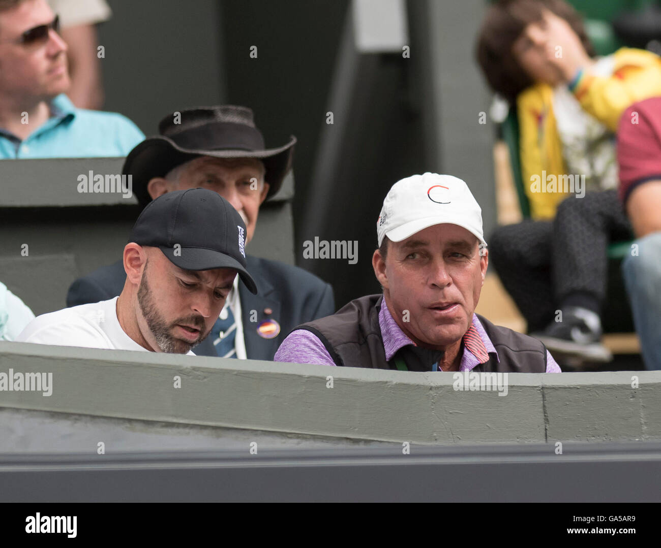 Londres, Royaume-Uni. 2 juillet, 2016. Le Wimbledon Tennis Championships 2016 tenue à l'All England Lawn Tennis et croquet Club, Londres, Angleterre, Royaume-Uni. Andy Murray (GBR) [2] v John Millman (AUS) sur le Court central. L'entourage d'Andy et son entraîneur Ivan Lendl (bouchon blanc) regarder le match à partir de la boîte des joueurs. Credit : Duncan Grove/Alamy Live News Banque D'Images