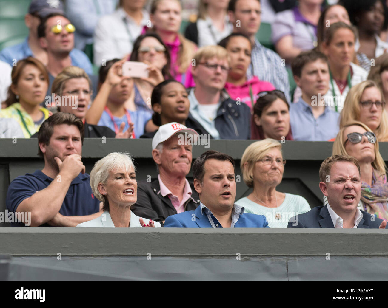 Londres, Royaume-Uni. 2 juillet, 2016. Le Wimbledon Tennis Championships 2016 tenue à l'All England Lawn Tennis et croquet Club, Londres, Angleterre, Royaume-Uni. Andy Murray (GBR) [2] v John Millman (AUS) sur le Court central. L'entourage d'Andy et sa mère Judy Murray de regarder le match à partir de la boîte des joueurs. Credit : Duncan Grove/Alamy Live News Banque D'Images