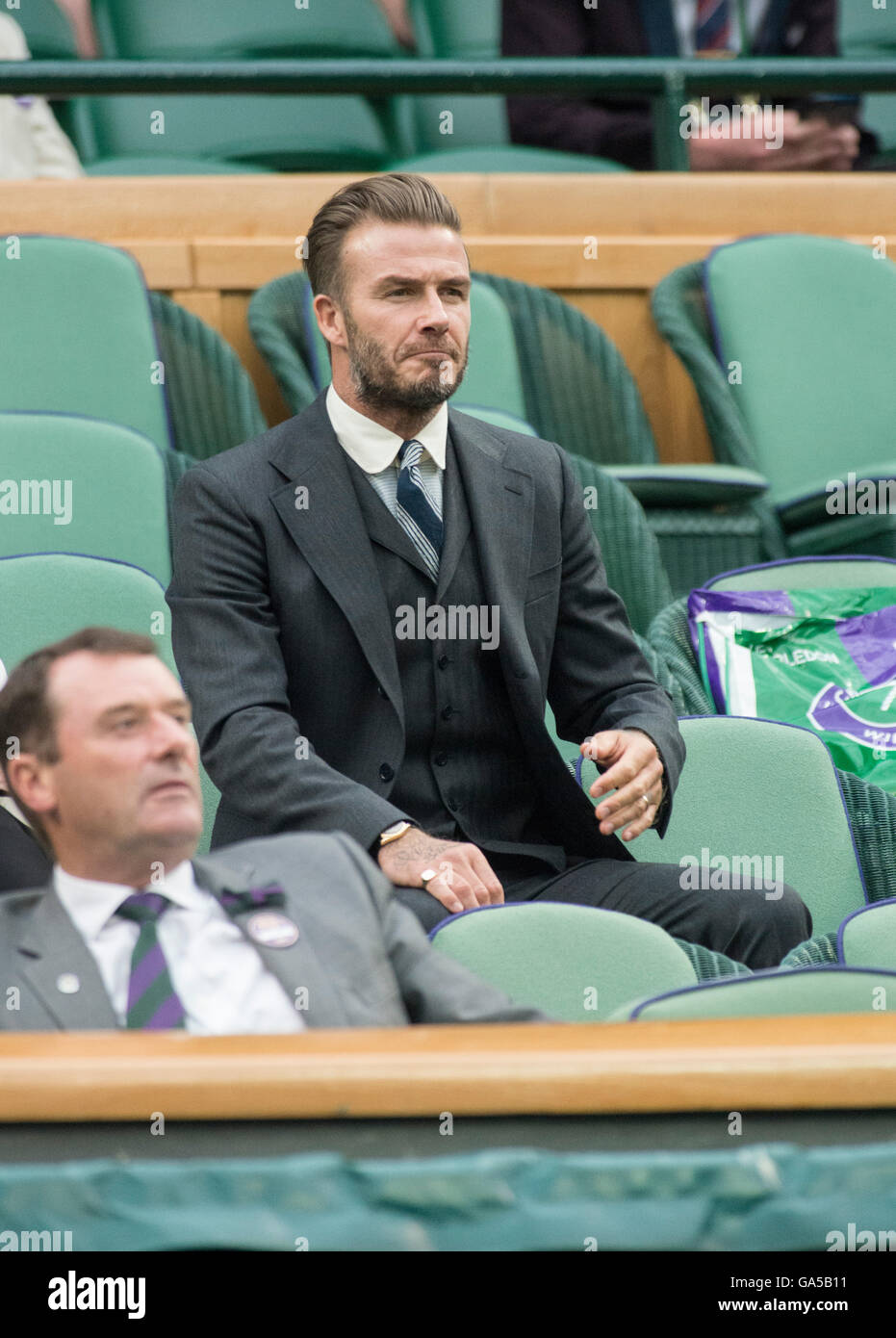 Londres, Royaume-Uni. 2 juillet, 2016. Le Wimbledon Tennis Championships 2016 tenue à l'All England Lawn Tennis et croquet Club, Londres, Angleterre, Royaume-Uni. Andy Murray (GBR) [2] v John Millman (AUS) sur le Court central. David Beckham retourne à la Loge Royale après une pluie de retard. Credit : Duncan Grove/Alamy Live News Banque D'Images