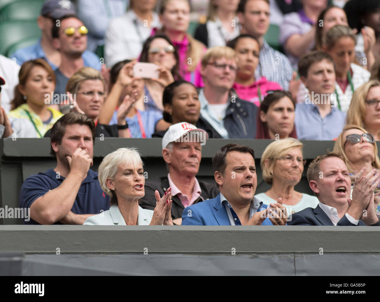 Londres, Royaume-Uni. 2 juillet, 2016. Le Wimbledon Tennis Championships 2016 tenue à l'All England Lawn Tennis et croquet Club, Londres, Angleterre, Royaume-Uni. Andy Murray (GBR) [2] v John Millman (AUS) sur le Court central. L'entourage d'Andy et sa mère Judy Murray de regarder le match à partir de la boîte des joueurs. Credit : Duncan Grove/Alamy Live News Banque D'Images