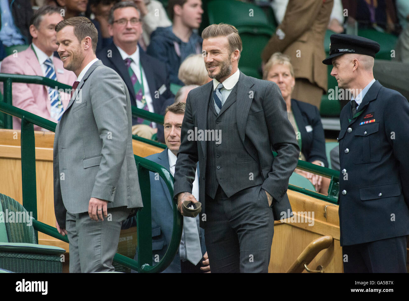 Londres, Royaume-Uni. 2 juillet, 2016. Le Wimbledon Tennis Championships 2016 tenue à l'All England Lawn Tennis et croquet Club, Londres, Angleterre, Royaume-Uni. Andy Murray (GBR) [2] v John Millman (AUS) sur le Court central. David Beckham retourne à la Loge Royale après une pluie de retard. Credit : Duncan Grove/Alamy Live News Banque D'Images