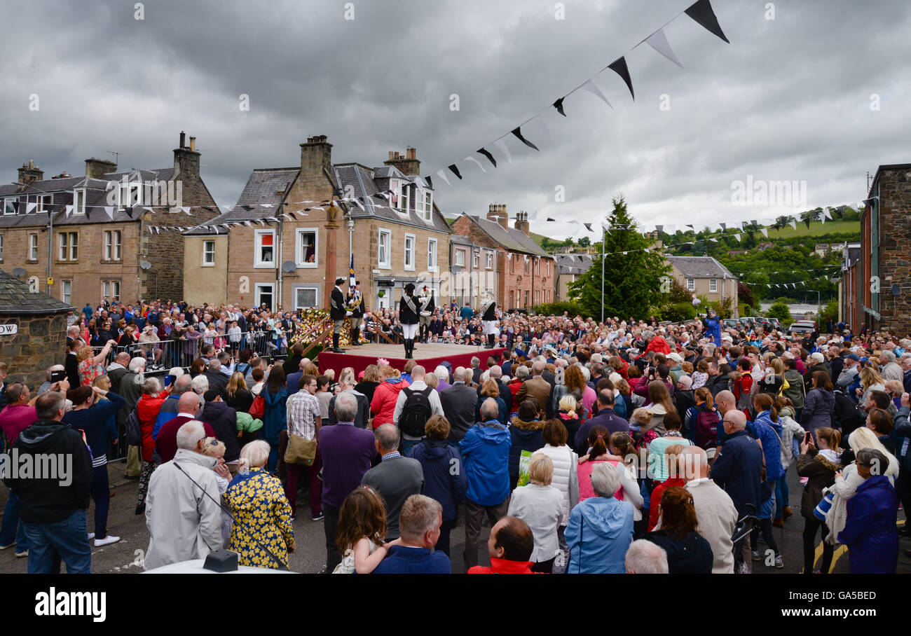 Galashiels, frontières écossaises, Royaume-Uni. 02 juillet 2016. Les souvenirs sont longs dans les Borderlands d'Écosse et d'Angleterre où les batailles et les événements passés ne sont pas oubliés.'le mélange de la cérémonie des Roses à la ville d'Auld Cross.Commemorating le mariage de Margaret Tudor d'Angleterre au roi James le quatrième d'Écosse en 1503 quand Margaret a été donné l'Ettrick Forrest comme sa dot et en tant que telle les roses rouges et blanches sont mélangées par le cul de Braw dans une cérémonie émouvante à la Croix de ville d'Auld pour repromulguer l'acte de sasine. Crédit : Jim Gibson/Alay Live News Banque D'Images