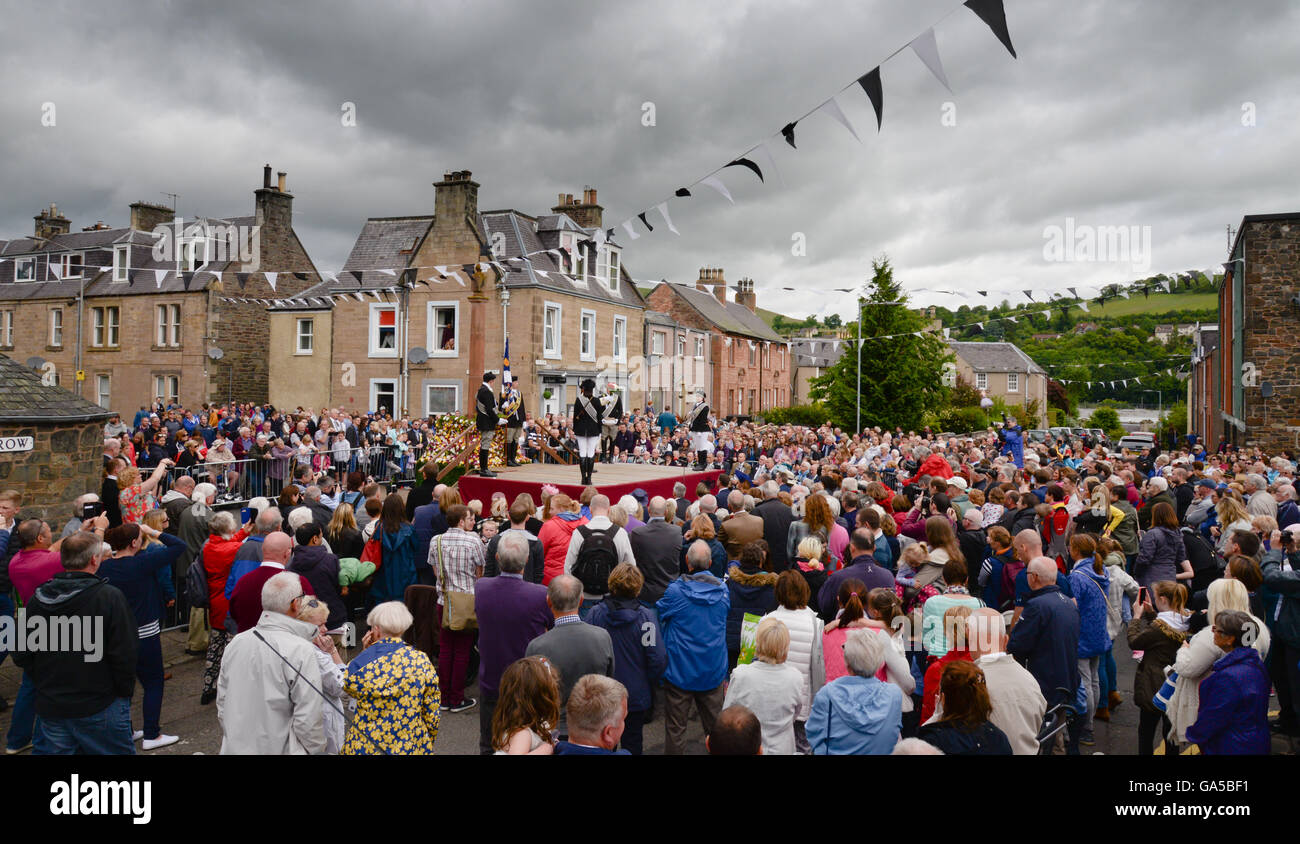 Galashiels, Scottish Borders, au Royaume-Uni. 02 juillet 2016.Les souvenirs sont longtemps dans les frontières de l'Ecosse et l'Angleterre où les batailles et les événements ne sont pas oubliés.'Le mélange des Roses" cérémonie à la vieille ville Cross.Commemorating le mariage de Margaret Tudor d'Angleterre au Roi Jacques le quatrième de l'Écosse en 1503 lorsque Margaret a eu l'Ettrick Forrest comme sa dot et à ce titre, les roses rouges et blanches sont mitigés par la Braw Lass à une cérémonie émouvante à l'Auld Cross Ville à adopter de nouveau l'acte de saisine. Crédit : Jim Gibson/Alamy Live News Banque D'Images