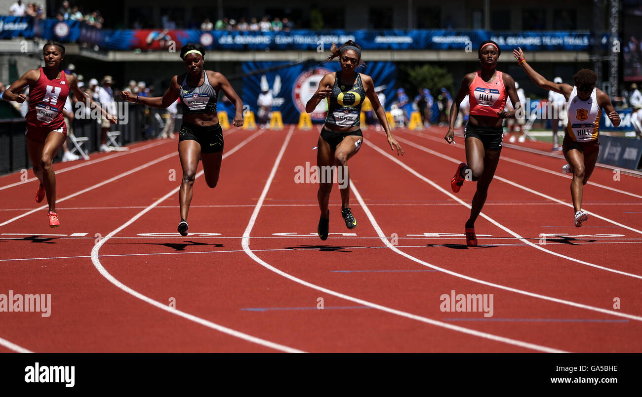 Eugene, Oregon, au Royaume-Uni. 2 juillet, 2016. DEAJAH Stevens de l'Oregon, centre, traverse la ligne d'arrivée dans sa chaleur de la 100 à l'USA Track & Field Essais olympiques au champ Haward à Eugene, Oregon le 2 juillet 2016. Photo de David Blair Crédit : David Blair/ZUMA/Alamy Fil Live News Banque D'Images