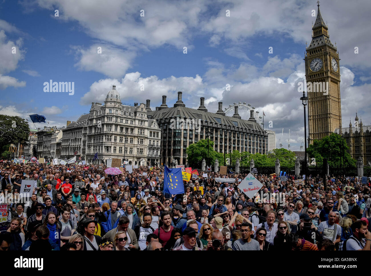 Londres, Royaume-Uni. 3 juillet, 2016. Les gens prennent part à une marche contre l'issue du récent référendum de l'Union européenne, à Londres, en Grande-Bretagne, le 2 juillet 2016. Autour de 40 000 personnes ont assisté à l'anti-Brexit mars après une pétition de 4 million de signatures a été soumis au parlement, en faveur d'un second référendum. Source : Xinhua/Alamy Live News Banque D'Images