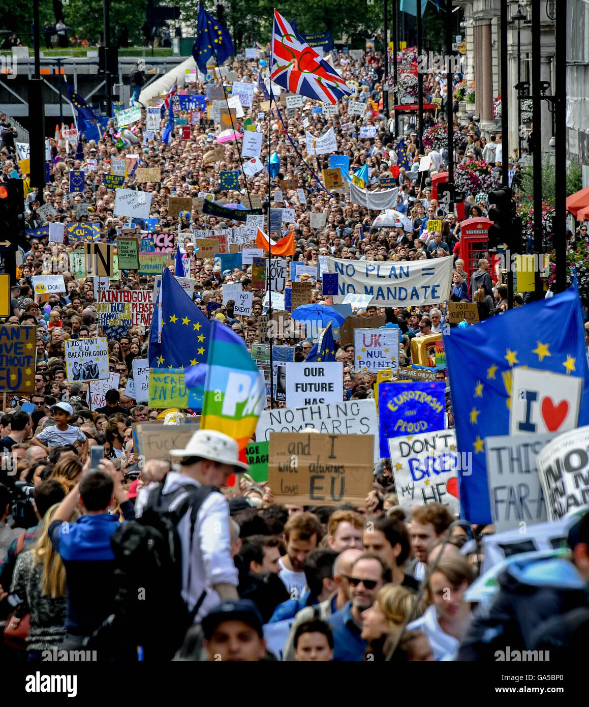 Londres, Royaume-Uni. 3 juillet, 2016. Les gens prennent part à une marche contre l'issue du récent référendum de l'Union européenne, à Londres, en Grande-Bretagne, le 2 juillet 2016. Autour de 40 000 personnes ont assisté à l'anti-Brexit mars après une pétition de 4 million de signatures a été soumis au parlement, en faveur d'un second référendum. Source : Xinhua/Alamy Live News Banque D'Images