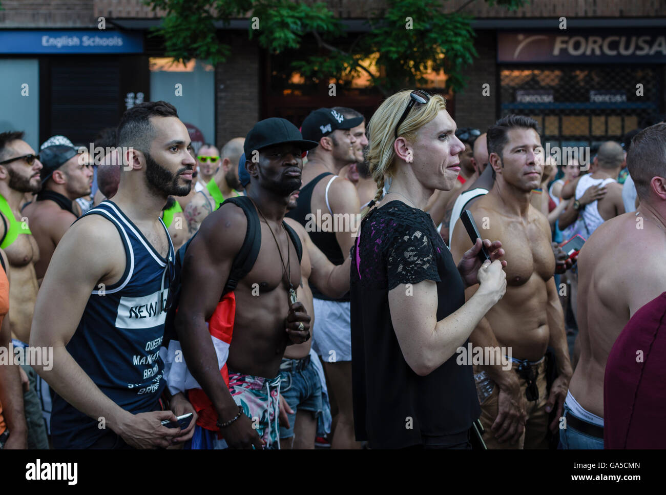 Madrid, Espagne, le 2 juillet 2016. Vue d'un groupe dans la rue Atocha au cours de la Gay Pride Parade, Madrid, Espagne. Enrique Davó/Alamy Live News. Banque D'Images