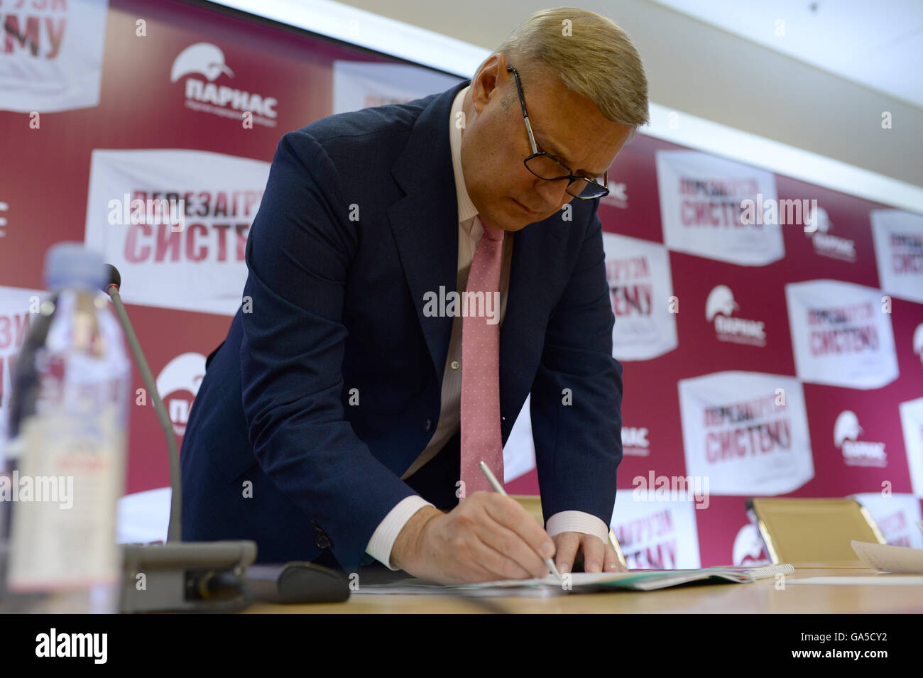 Moscou, Russie. 2 juillet, 2016. Leader du Parti de la liberté du peuple (PARNAS) et de l'ancien premier ministre Mikhail Kasyanov réagit au cours de la période pré-électorale PARNAS congrès à Moscou, Russie, le 2 juillet 2016. La nouvelle Douma sera élu le 18 septembre. Crédit : Pavel Bednyakov/Xinhua/Alamy Live News Banque D'Images