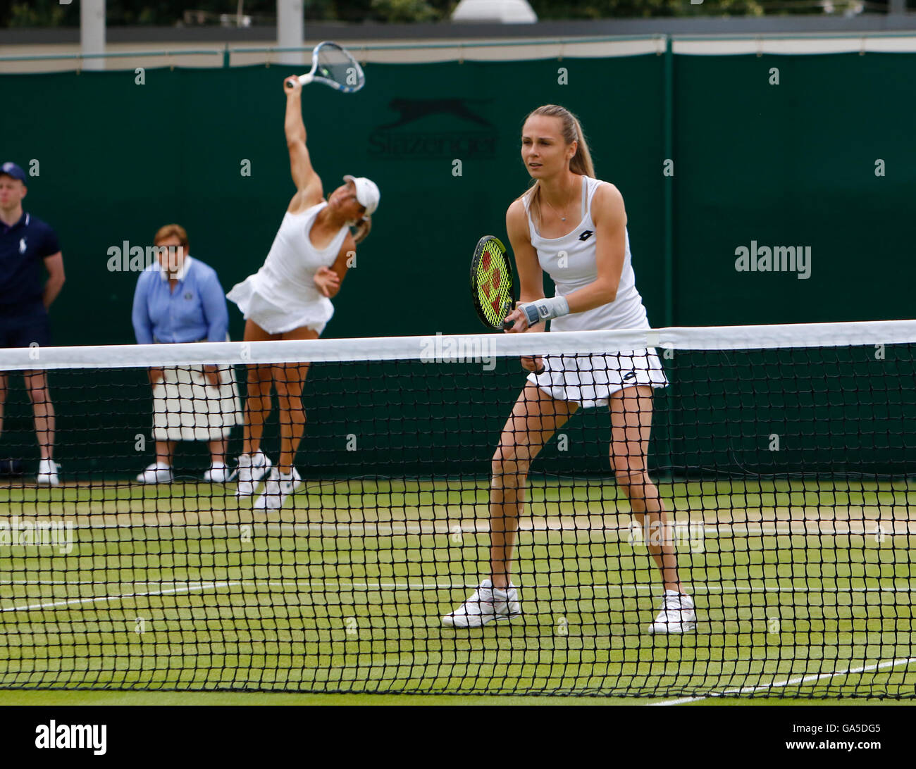 Londres, Royaume-Uni. 3 juillet, 2016. All England Lawn Tennis et croquet Club, Londres, Angleterre. Le tennis de Wimbledon Milieu dimanche. Match de double entre Karolina Pliskova (CZE) et Julia Goerges (GER) contre Yulia Putintseva (KAZ) et Magdalena Rybarikova (SVK). Yulia Putintseva (KAZ) et Magdalena Rybarikova (SVK) (portion) en action. Credit : Action Plus Sport Images/Alamy Live News Banque D'Images