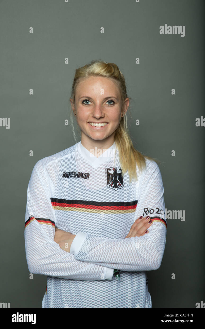 Le BMX rider Nadja Pries posant aux côtés de l'allemand au Championnat BMX Mellowpark à Berlin, Allemagne, 01 juillet 2016. L'athlète veut représenter l'Allemagne lors des Jeux Olympiques au Brésil. Photo : Joerg Carstensen/dpa Banque D'Images