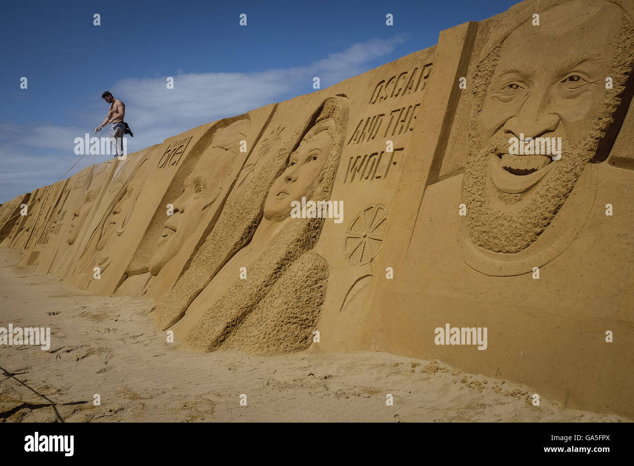 Ostende, Belgique. 06Th Juillet, 2016. Festival de sculptures de sable. Le thème de cette année est 'Stars' festival. Avec juste du sable et de l'eau artistes provenant de 12 pays à travers le monde créent leurs stars préférées sur la grande plage d'Ostende à Oostende, Belgique le 03.07.2016 par Wiktor Dabkowski | Conditions de crédit dans le monde entier : dpa/Alamy Live News Banque D'Images