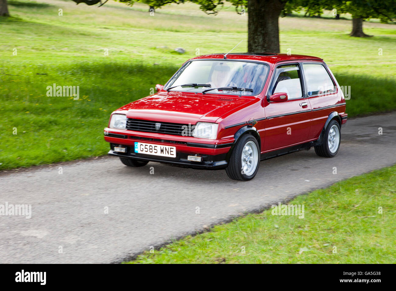 Années 1990 90 Red Rover Metro GTA Leighton Hall Classic car Rally, Carnforth, Lancashire, Royaume-Uni. 3 juillet 2016. Le rallye annuel de voitures anciennes a lieu au magnifique Leighton Hall à Carnforth dans le Lancashire. Banque D'Images