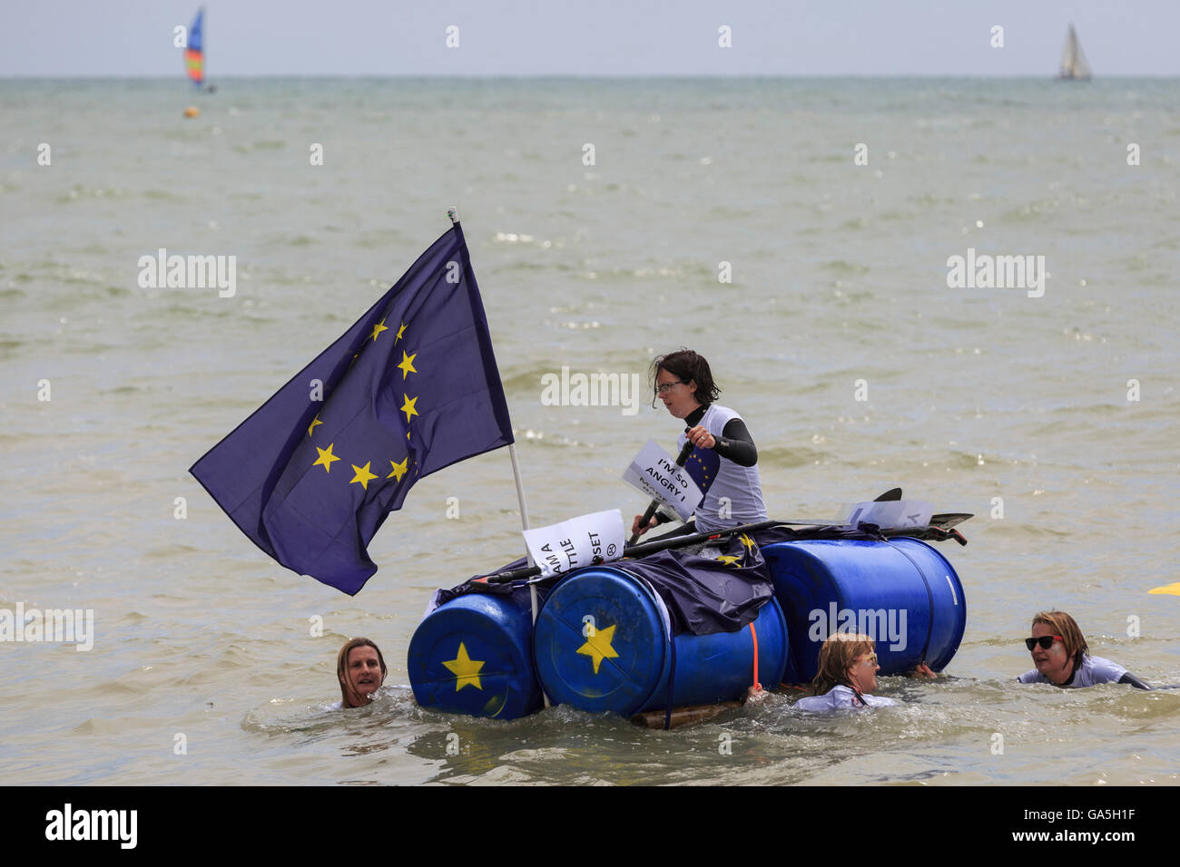 Brighton & Hove, East Sussex, UK, 03 juillet 2016. Les concurrents sont en 'Paddle quelque chose d'inhabituel, dans la palette 'Round the Pier' week-end, en utilisant des radeaux et des bateaux de prendre la mer. Ce métier était occupé avec 'Rester' partisans et orné d'un grand drapeau de l'UE. Credit : Clive Jones/Alamy Live News Banque D'Images