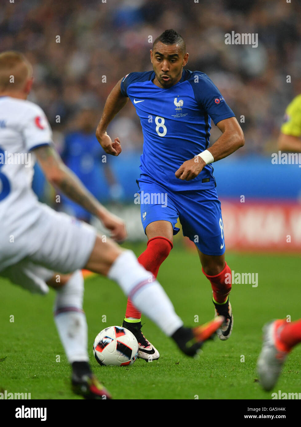 Paris, France, 3 juillet 2016. Dimitri Payet(R) de la France est en concurrence au cours de l'Euro 2016 entre la France match quart et de l'Islande à Paris, France, le 3 juillet 2016. Source : Xinhua/Alamy Live News Banque D'Images