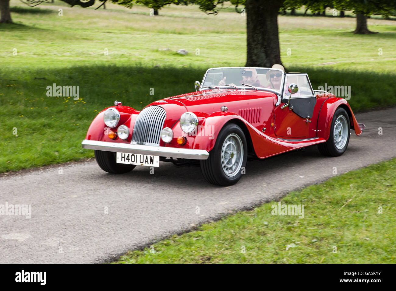 1990 Morgan roadster rouge à Leighton Hall Classic Car Rally, Carnforth, Lancashire, Royaume-Uni. 3 juillet, 2016. Le rallye automobile classique annuelle a lieu dans le magnifique hall Leighton dans Carnforth Lancashire. Les voitures de sport classiques britanniques allant de MG à l'American muscle cars comme la Dodge Viper et Ford Mustang. Le spectateur a attiré des milliers de visiteurs dans cette partie du pays pittoresque sur la côte nord-ouest de l'Angleterre. Credit : Cernan Elias/Alamy Live News Banque D'Images