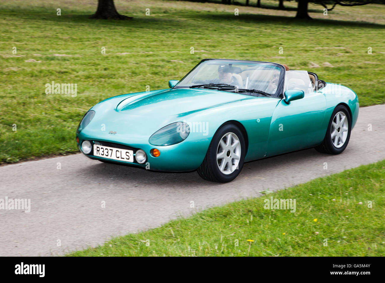 1997 TVR Griffith à Leighton Hall Classic Car Rally, Carnforth, Lancashire, Royaume-Uni. 3 juillet, 2016. Le rallye automobile classique annuelle a lieu dans le magnifique hall Leighton dans Carnforth Lancashire. Les voitures de sport classiques britanniques allant de MG à l'American muscle cars comme la Dodge Viper et Ford Mustang. Le spectateur a attiré des milliers de visiteurs dans cette partie du pays pittoresque sur la côte nord-ouest de l'Angleterre. Credit : Cernan Elias/Alamy Live News Banque D'Images