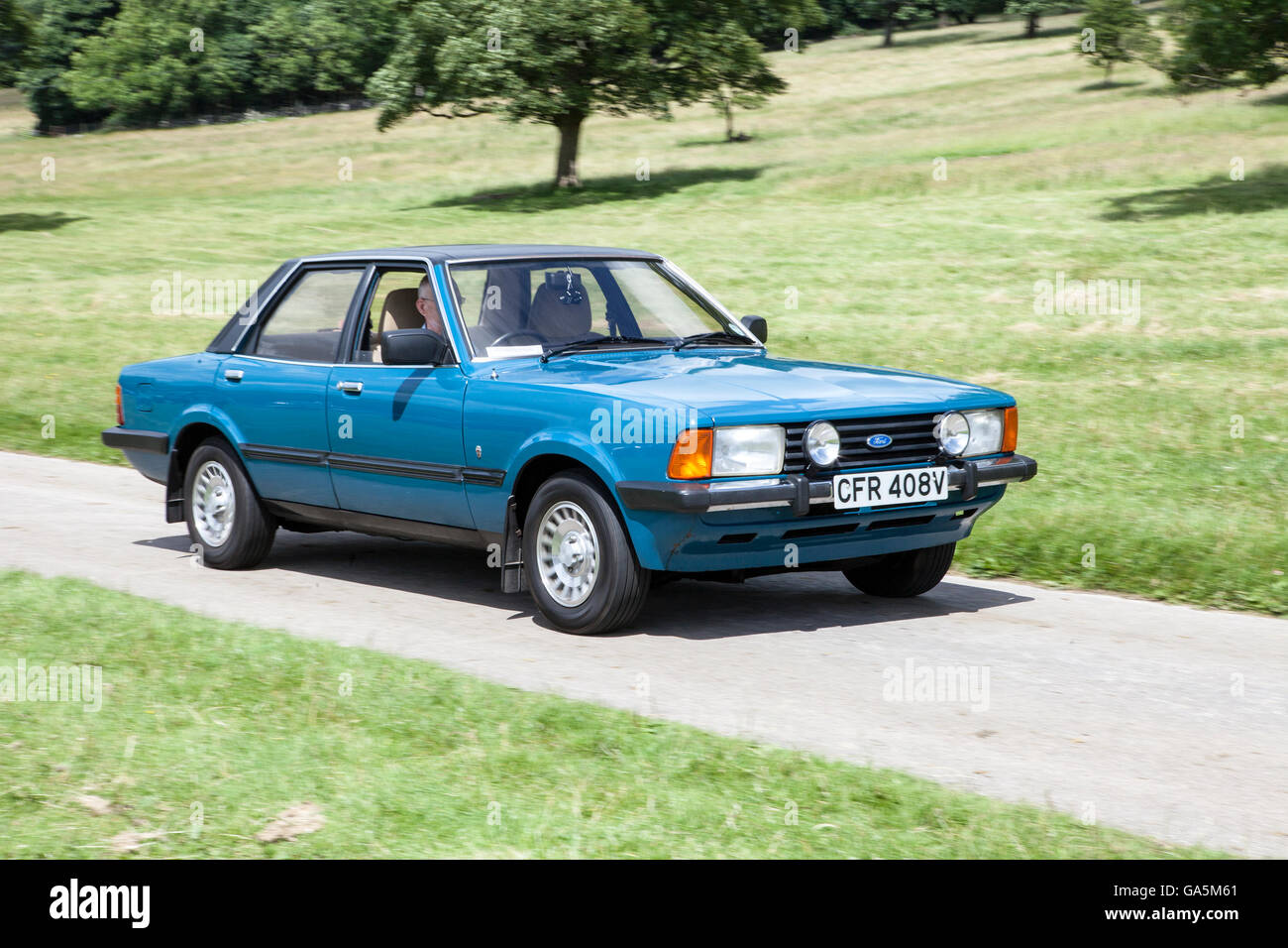 1980 Ford Cortina Ghia bleu Leighton Hall Classic Car Rally, Carnforth, Lancashire, Royaume-Uni. 3 juillet, 2016. Le rallye automobile classique annuelle a lieu dans le magnifique hall Leighton dans Carnforth Lancashire. Les voitures de sport classiques britanniques allant de MG à l'American muscle cars comme la Dodge Viper et Ford Mustang. Le spectateur a attiré des milliers de visiteurs dans cette partie du pays pittoresque sur la côte nord-ouest de l'Angleterre. Credit : Cernan Elias/Alamy Live News Banque D'Images