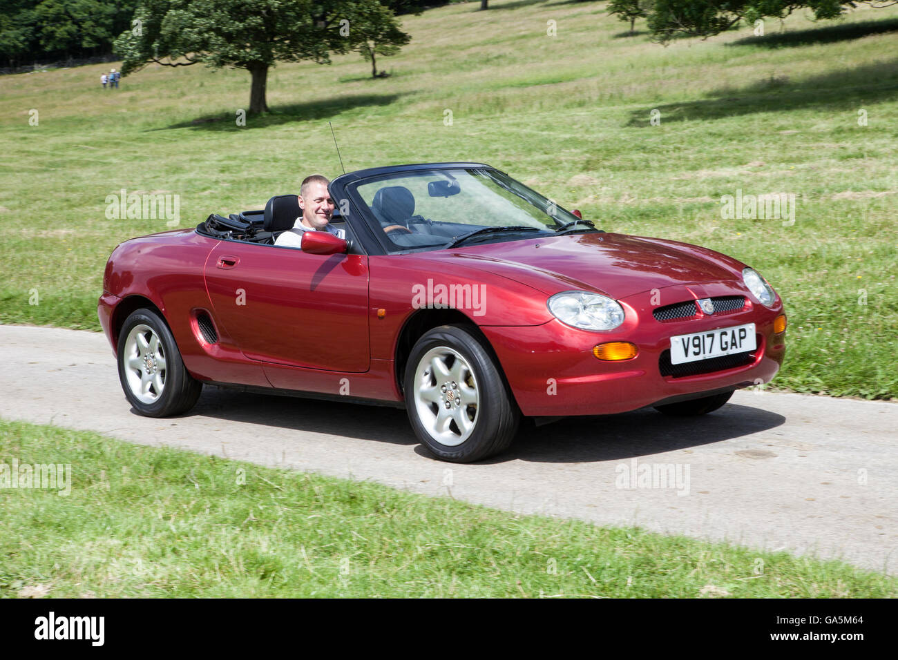 1999 MG MGF à Leighton Hall Classic Car Rally, Carnforth, Lancashire, Royaume-Uni. 3 juillet, 2016. Le rallye automobile classique annuelle a lieu dans le magnifique hall Leighton dans Carnforth Lancashire. Les voitures de sport classiques britanniques allant de MG à l'American muscle cars comme la Dodge Viper et Ford Mustang. Le spectateur a attiré des milliers de visiteurs dans cette partie du pays pittoresque sur la côte nord-ouest de l'Angleterre. Credit : Cernan Elias/Alamy Live News Banque D'Images