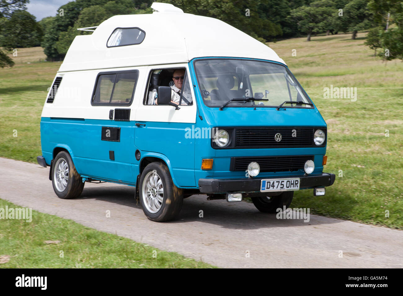 1986 Volkswagen camper van à Leighton Hall Classic Car Rally, Carnforth, Lancashire, Royaume-Uni. 3 juillet, 2016. Le rallye automobile classique annuelle a lieu dans le magnifique hall Leighton dans Carnforth Lancashire. Le spectateur a attiré des milliers de visiteurs dans cette partie du pays pittoresque sur la côte nord-ouest de l'Angleterre. Credit : Cernan Elias/Alamy Live News Banque D'Images