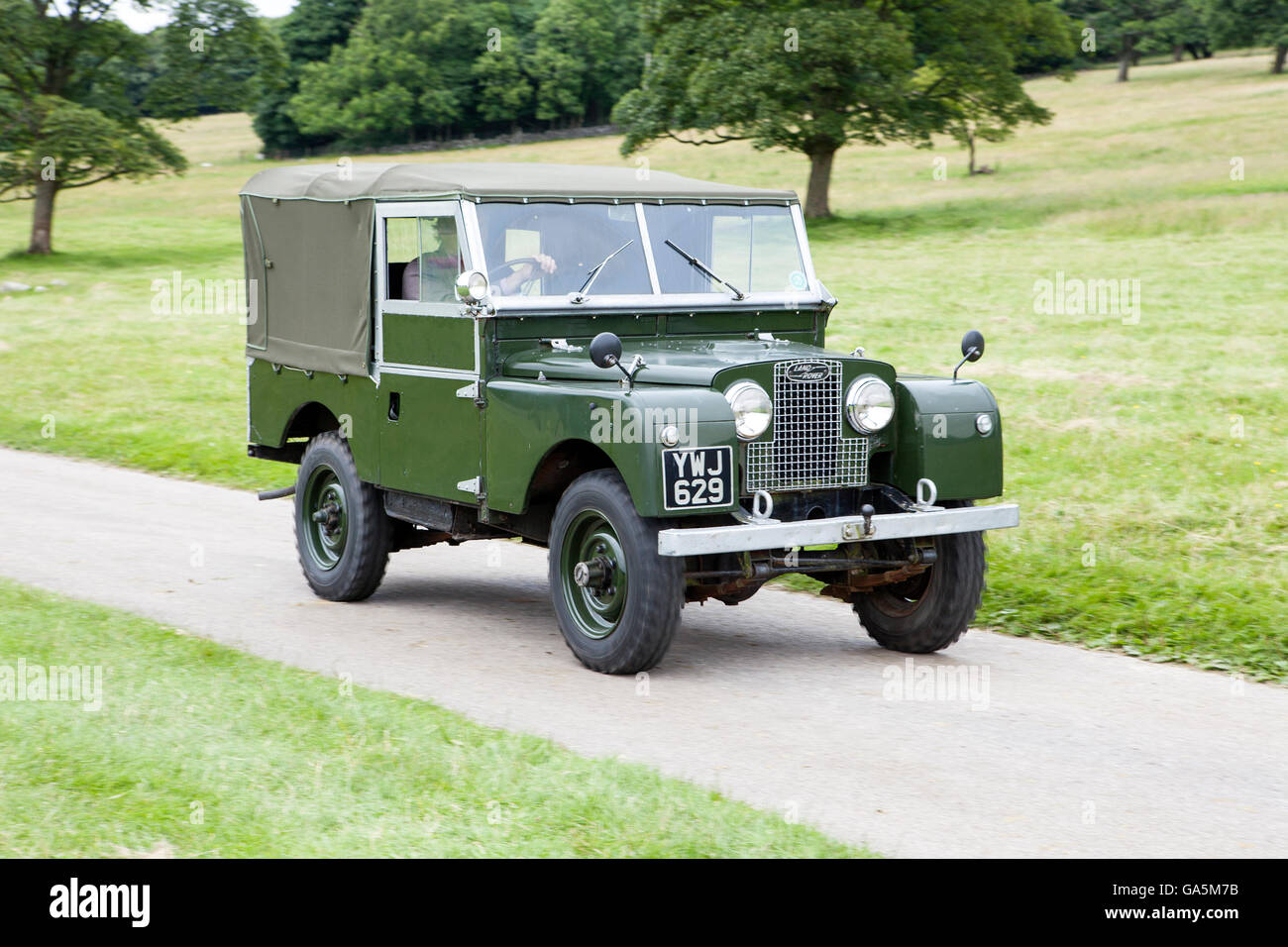 1957 Diesel Empattement court Landrover à Leighton Hall Classic Car Rally, Carnforth, Lancashire, Royaume-Uni. 3 juillet, 2016. Le rallye automobile classique annuelle a lieu dans le magnifique hall Leighton dans Carnforth Lancashire. Credit : Cernan Elias/Alamy Live News Banque D'Images