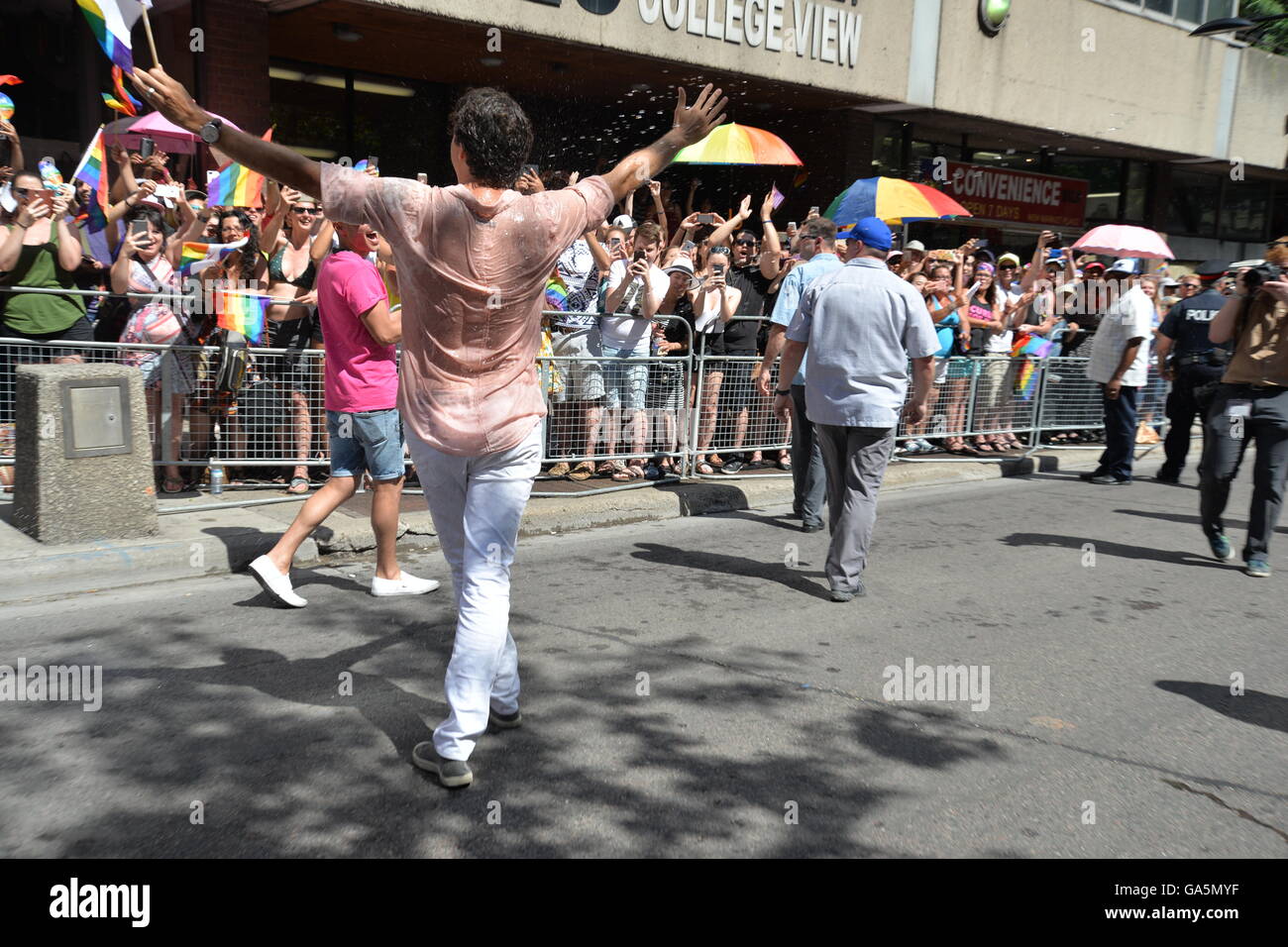 Toronto, Canada. 3 juillet, 2016. Le premier ministre du Canada, Justin Trudeau participe au défilé annuel Pride Festival, le 3 juillet 2016 à Toronto, Ontario, Canada. Premier ministre Justin Trudeau fera de l'histoire comme le premier premier ministre canadien à mars dans la Pride Parade. Credit : NISARGMEDIA/Alamy Live News Banque D'Images