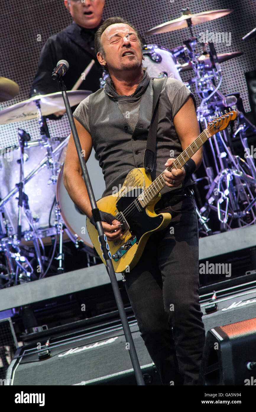 Milan Italie. 03e Juillet 2016. La légende de rock américain Bruce Springsteen effectue sur scène au Stadio San Siro Pendant 'la rivière d''2016' Credit : Rodolfo Sassano/Alamy Live News Banque D'Images