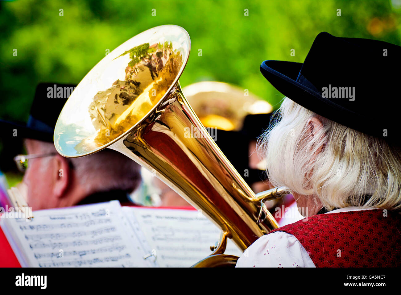 Garching, Allemagne. 03 juillet, 2016. Réflexion et trombone folklore bavarois à l'air libre Concert de cuivres à Garching, ville universitaire quelques kilomètres au nord de Munich Crédit : Luisa Fumi/Alamy Live News Banque D'Images