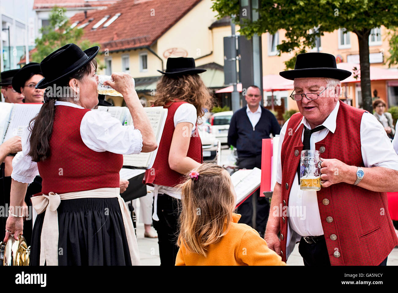 Garching, Allemagne. 03 juillet, 2016. Pause de l'orchestre avec une rafraîchissante bière bavaroise à l'air libre Concert de cuivres à Garching, ville universitaire quelques kilomètres au nord de Munich Crédit : Luisa Fumi/Alamy Live News Banque D'Images