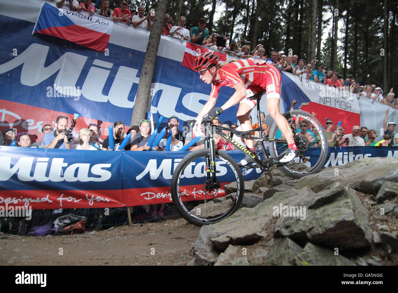 Prix : à Nove Mesto, en République tchèque. 07 juillet, 2016. Annika Langvad gagnant du Danemark au cours de la femmes cross-country course élite au Championnat du Monde de vélo de montagne de Nove Mesto, République tchèque gratuit, le samedi 2 juillet 2016. © Jaroslav Snajdr/CTK Photo/Alamy Live News Banque D'Images