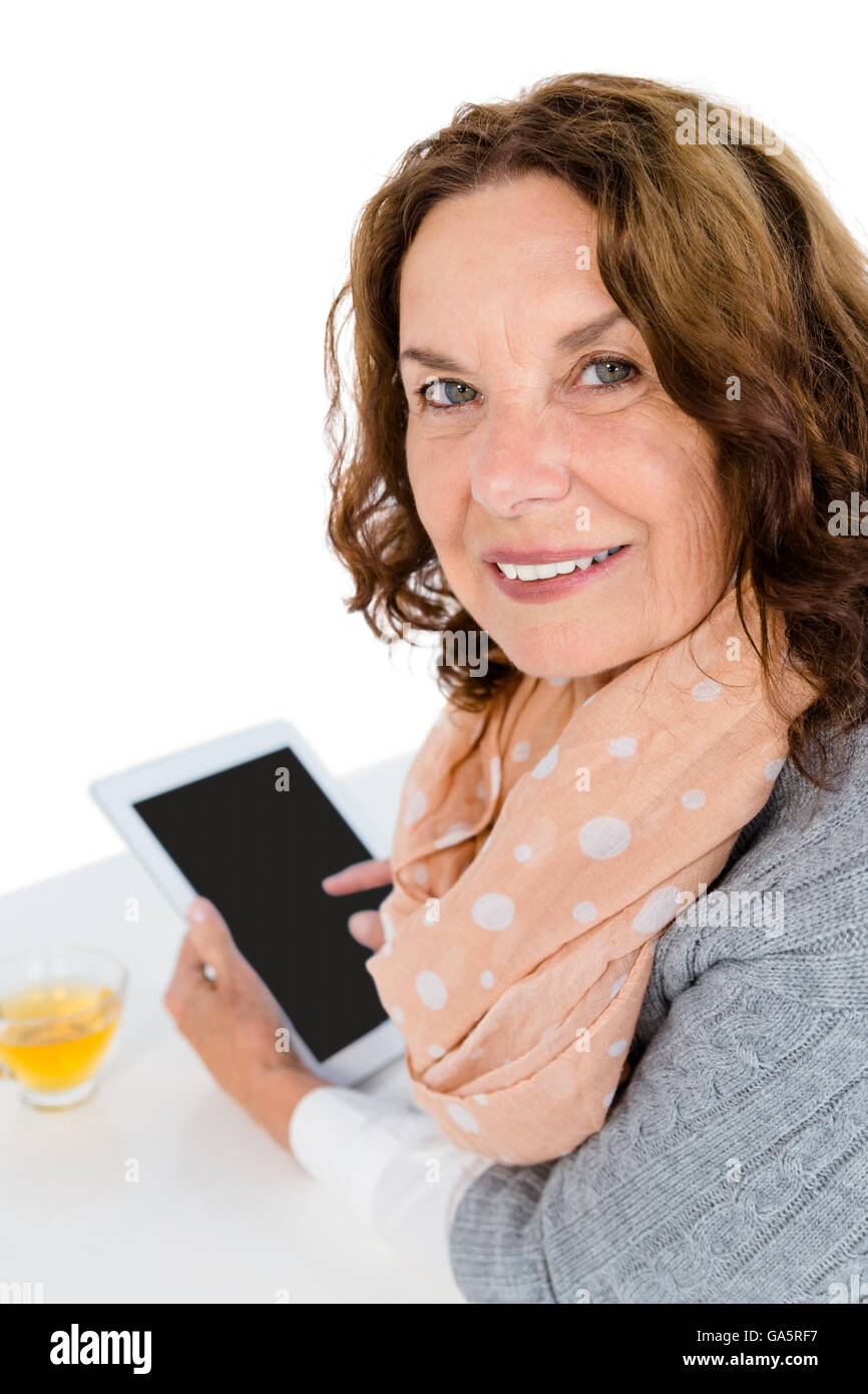 Portrait of smiling woman using tablet Banque D'Images