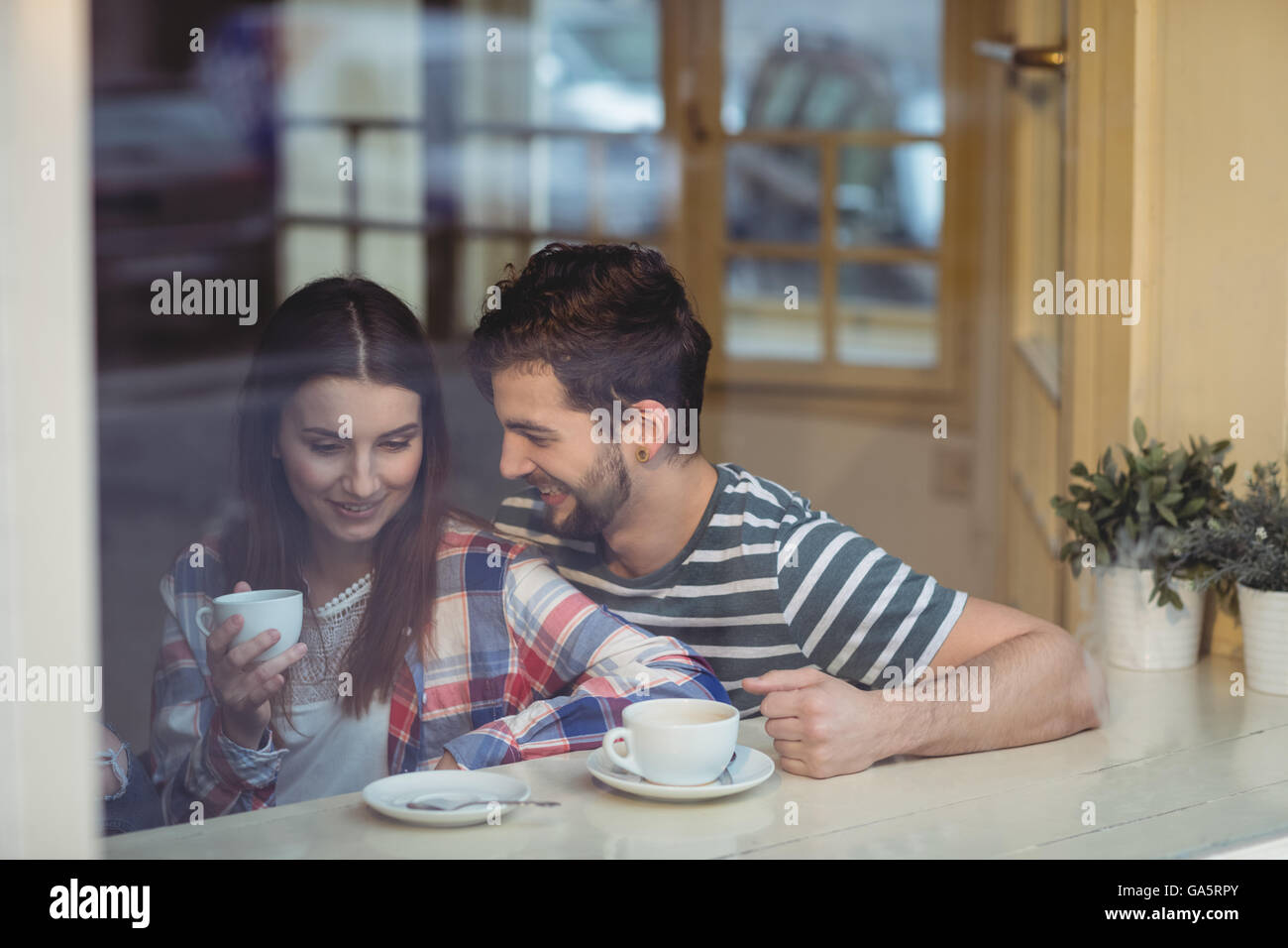 Cheerful couple talking at coffee shop Banque D'Images
