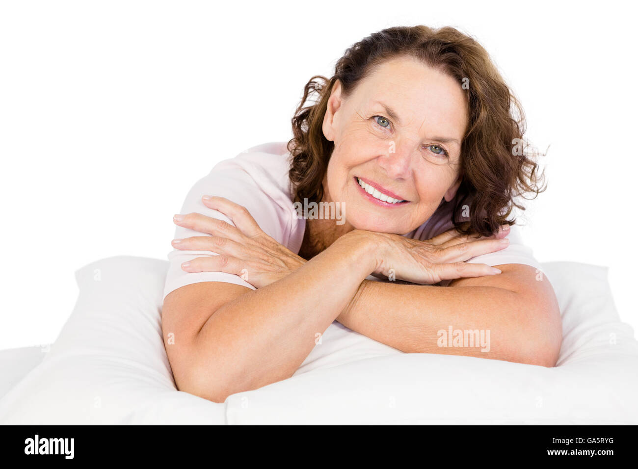 Young woman lying on bed Banque D'Images