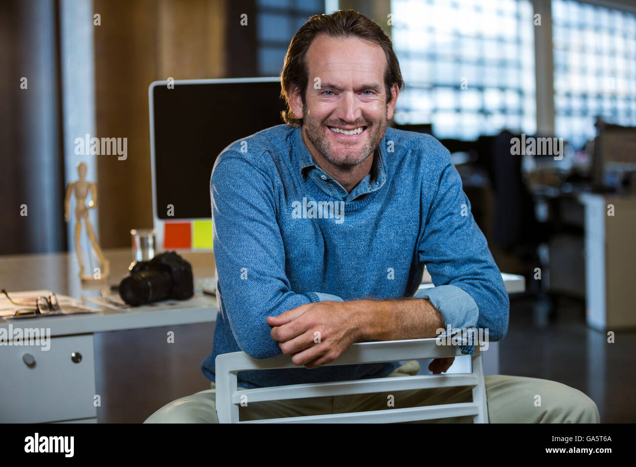 Creative businessman sitting on chair contre l'ordinateur 24 Banque D'Images