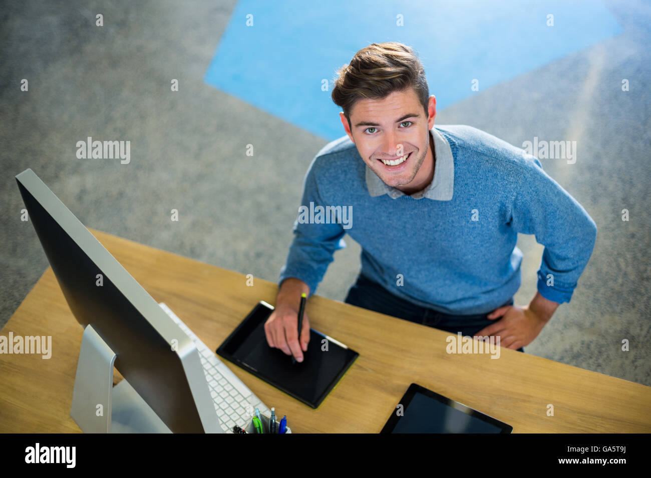 Homme d'affaires créatifs travaillant sur tablette graphique Banque D'Images