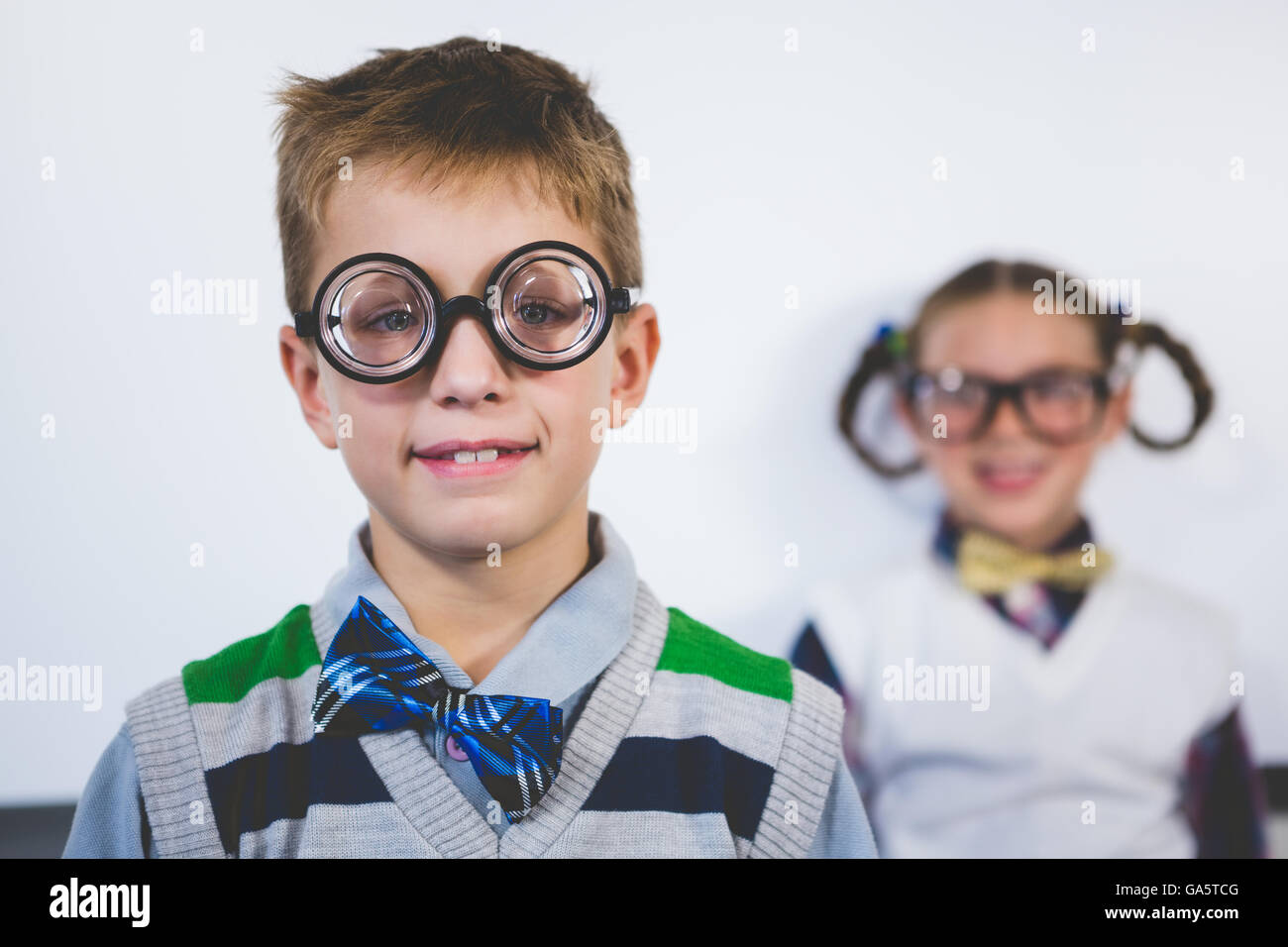 Portrait of smiling kids in classroom Banque D'Images