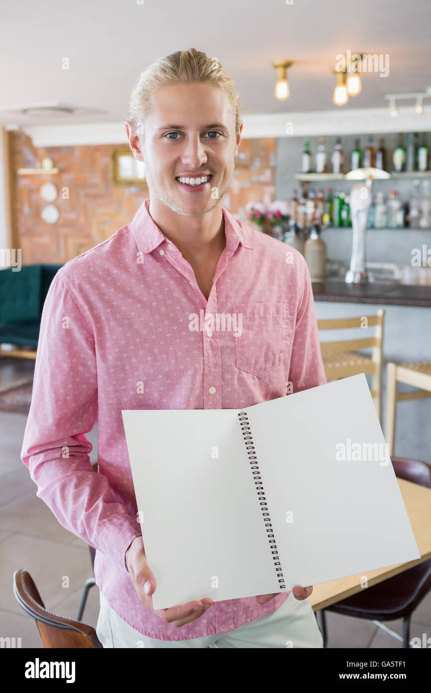 Homme tenant une carte de menu Banque D'Images