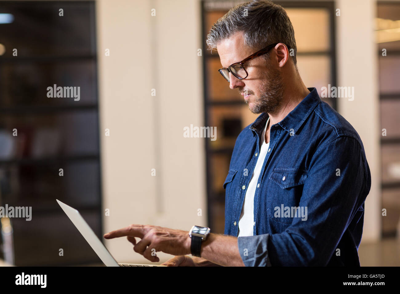 Man using laptop in office Banque D'Images