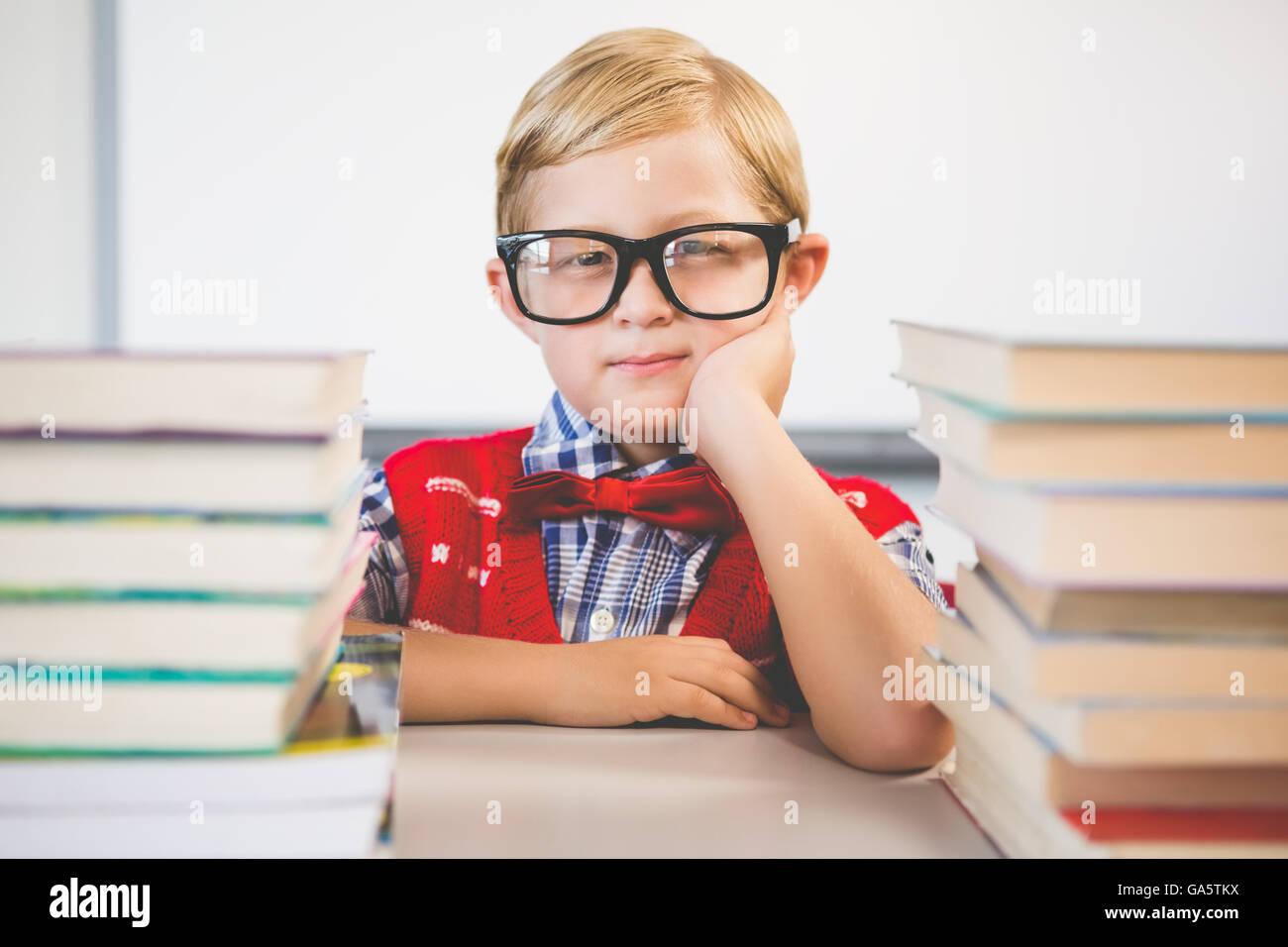 Portrait de schoolkid se faisant passer pour un enseignant en classe Banque D'Images