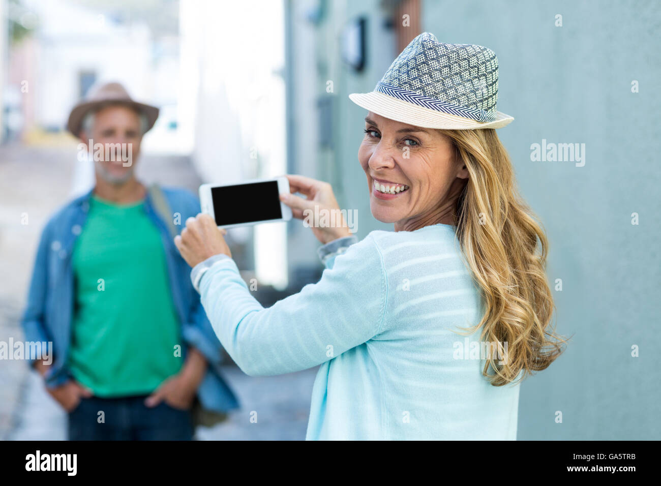 Femme Homme photographier en ville Banque D'Images