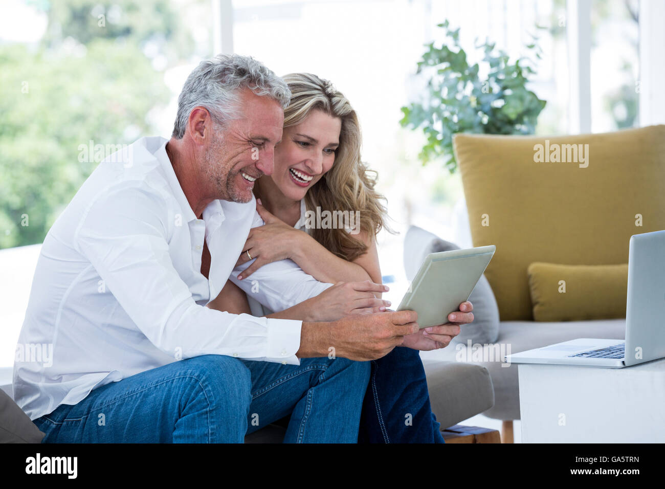 Smart mature couple using digital tablet Banque D'Images